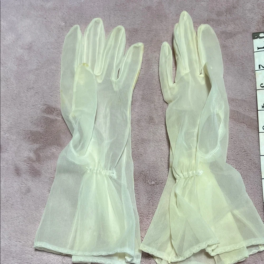 Sheer Vintage-Style Wrist Gloves